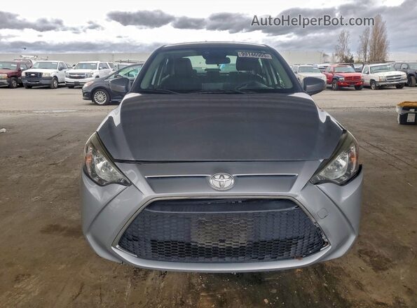 3MYDLBYV1LY707074 2020 TOYOTA YARIS Серебряный Вид спереди