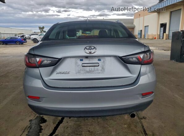 3MYDLBYV1LY707074 2020 TOYOTA YARIS Серебряный Вид сзади
