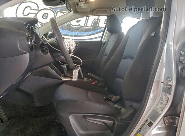 3MYDLBYV1LY707074 2020 TOYOTA YARIS Серебряный Вид салона спереди