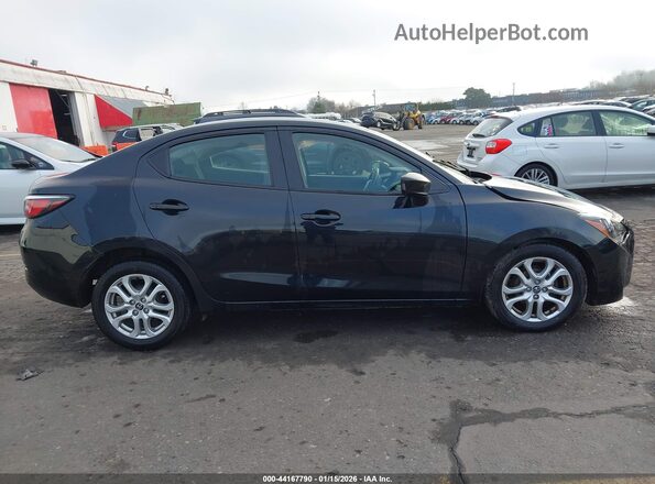 3MYDLBYV2JY301933 2018 TOYOTA YARIS IA Black Вид задньої частини салону