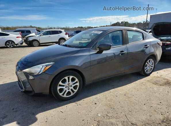 3MYDLBYV2JY323415 2018 TOYOTA YARIS Серый Передняя левая четверть