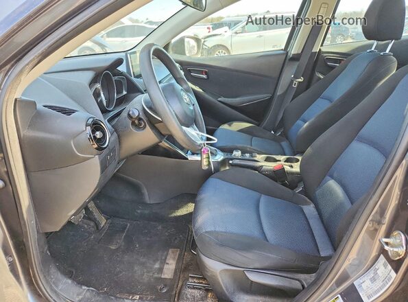 3MYDLBYV2JY323415 2018 TOYOTA YARIS Серый Вид салона спереди