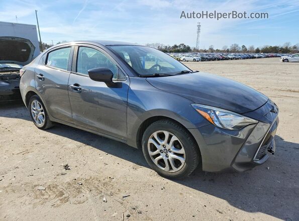 3MYDLBYV2JY323415 2018 TOYOTA YARIS Серый Передняя правая четверть