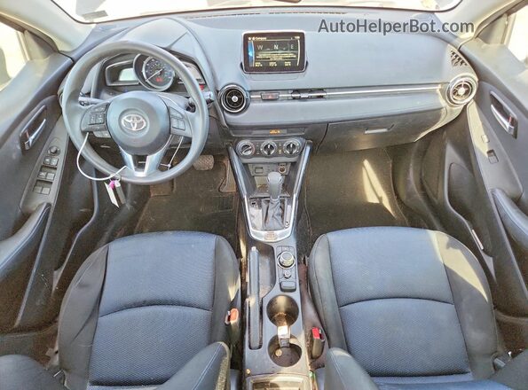 3MYDLBYV2JY323415 2018 TOYOTA YARIS Серый Вид панели приборов