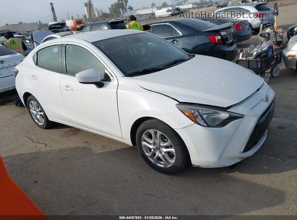 3MYDLBYV6HY182729 2017 TOYOTA YARIS IA Белый Передняя правая четверть
