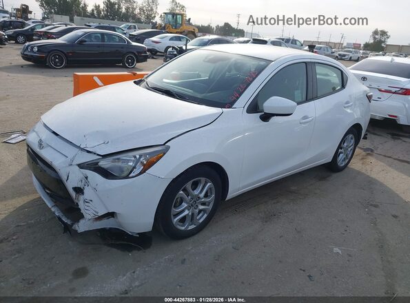 3MYDLBYV6HY182729 2017 TOYOTA YARIS IA Белый Передняя левая четверть