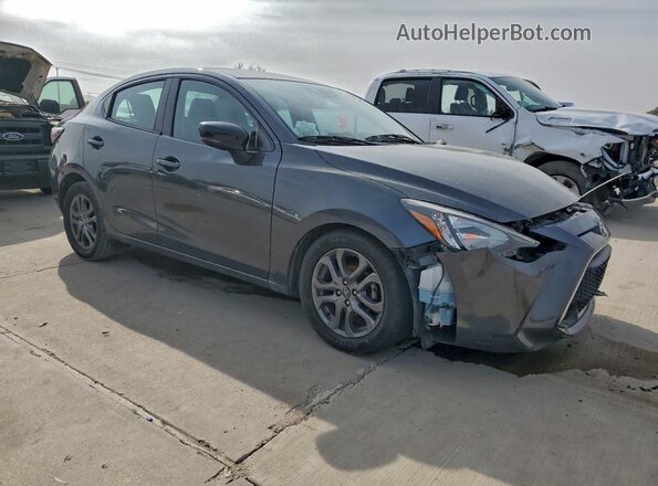 3MYDLBYV6LY716921 2020 TOYOTA YARIS Серый Передняя правая четверть