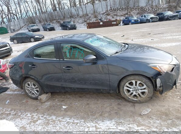 3MYDLBYV7HY181850 2017 TOYOTA YARIS IA Gray Vista interior trasera