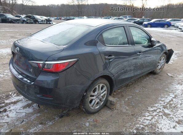 3MYDLBYV7HY181850 2017 TOYOTA YARIS IA Gray Trasero derecho