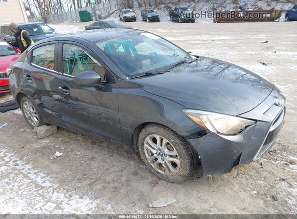 3MYDLBYV7HY181850 2017 TOYOTA YARIS IA Gray Delantero derecho