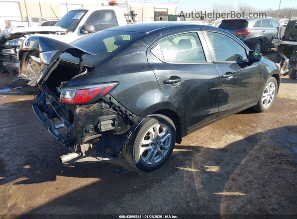 3MYDLBYV7JY315312 2018 TOYOTA YARIS IA Черный Задняя правая четверть