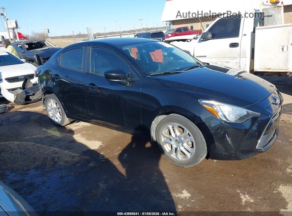 3MYDLBYV7JY315312 2018 TOYOTA YARIS IA Черный Вид задней части салона