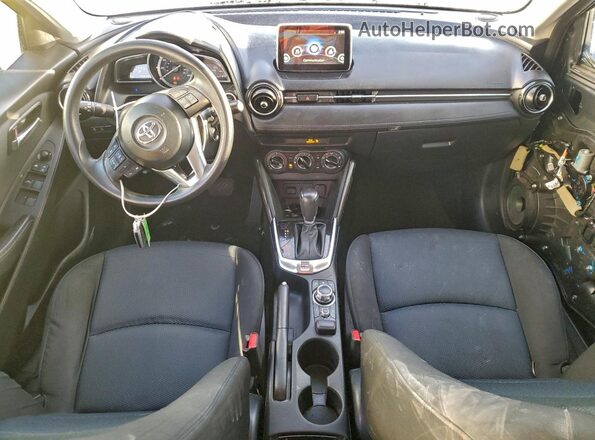 3MYDLBYV9JY326375 2018 TOYOTA YARIS Серый Вид панели приборов