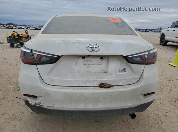 3MYDLBYVXHY165027 2017 TOYOTA YARIS Белый Вид сзади