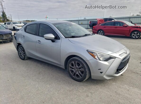 3MYDLBYVXLY709244 2020 TOYOTA YARIS Серебряный Передняя правая четверть