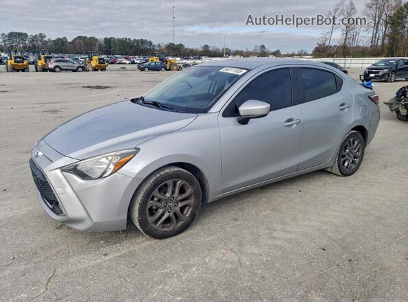 3MYDLBYVXLY709244 2020 TOYOTA YARIS Серебряный Передняя левая четверть
