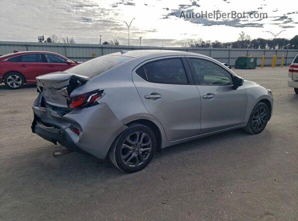 3MYDLBYVXLY709244 2020 TOYOTA YARIS Серебряный Задняя правая четверть