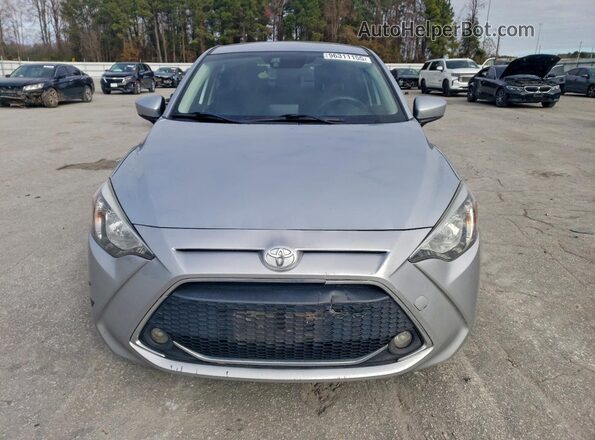 3MYDLBYVXLY709244 2020 TOYOTA YARIS Серебряный Вид спереди