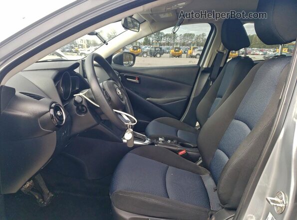 3MYDLBYVXLY709244 2020 TOYOTA YARIS Серебряный Вид салона спереди