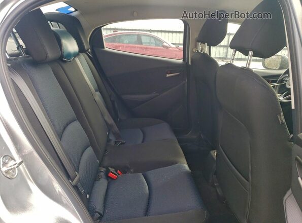 3MYDLBYVXLY709244 2020 TOYOTA YARIS Серебряный Вид задних сидений