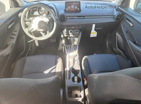 3MYDLBYVXLY711446 2020 TOYOTA YARIS Черный Вид панели приборов