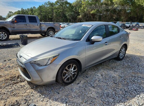 3MYDLBZV9GY126121 2016 TOYOTA SCION Серебряный Передняя левая четверть
