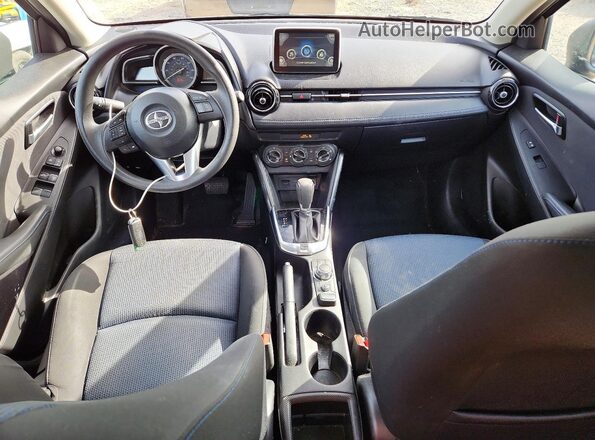3MYDLBZV9GY126121 2016 TOYOTA SCION Серебряный Вид панели приборов
