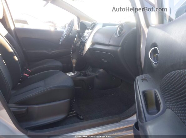 3N1CE2CP5JL352940 2018 NISSAN VERSA NOTE Серебряный Вид салона спереди