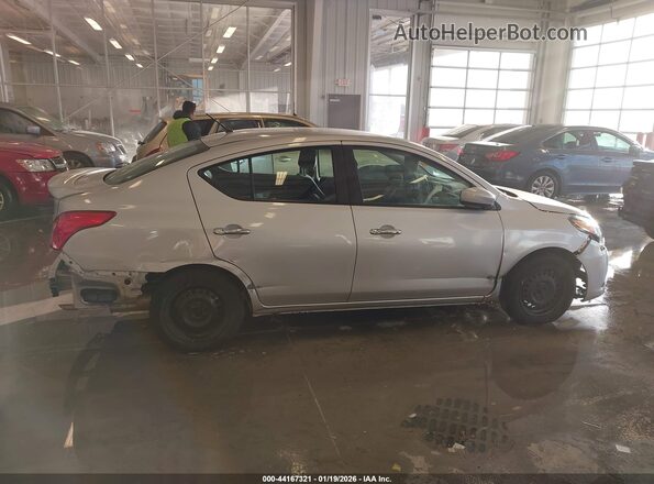 3N1CN7AP5KL843901 2019 NISSAN VERSA Серебряный Вид задней части салона