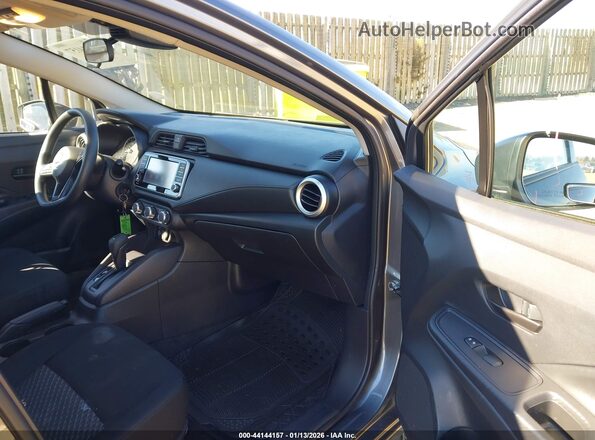 3N1CN8DV0PL856708 2023 NISSAN VERSA Серый Вид салона спереди
