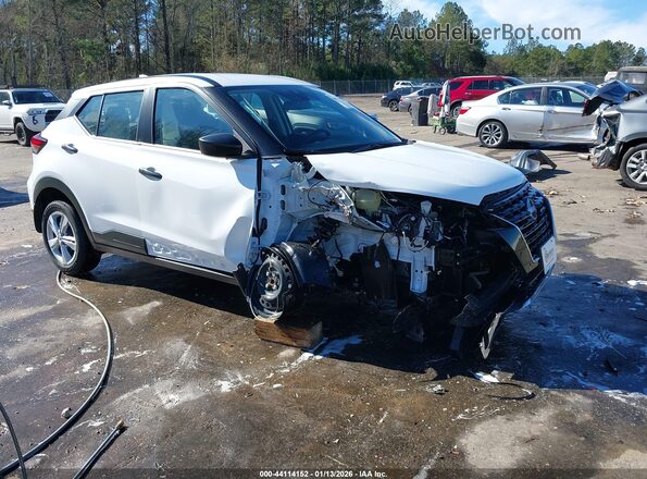 3N1CP5BVXSL500738 2025 NISSAN KICKS PLAY Белый Передняя правая четверть