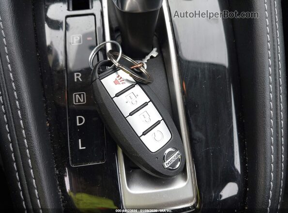 3N1CP5CU2JL543023 2018 NISSAN KICKS Синий Вид панели приборов