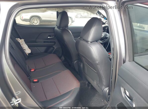 3N8AP6DA7TL328601 2026 NISSAN KICKS Silver Widok naklejki z numerem VIN
