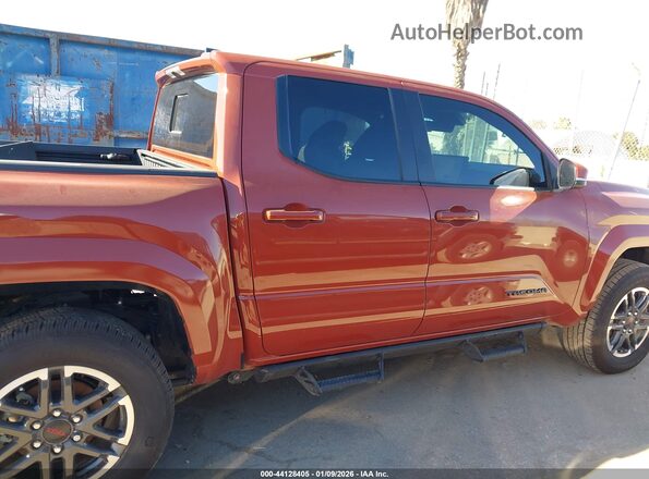 3TMKB5FN9SM035400 2025 TOYOTA TACOMA Orange Вид задньої частини салону