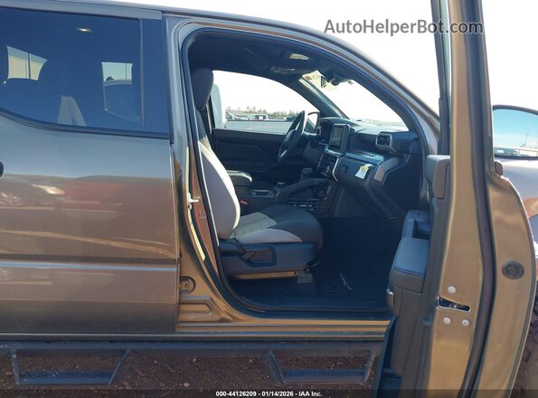 3TMLB5JN0SM169305 2025 TOYOTA TACOMA Зеленый Вид салона спереди