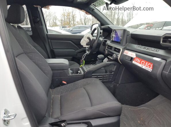 3TYJDAHNXRT005817 2024 TOYOTA TACOMA White Vista de los asientos traseros
