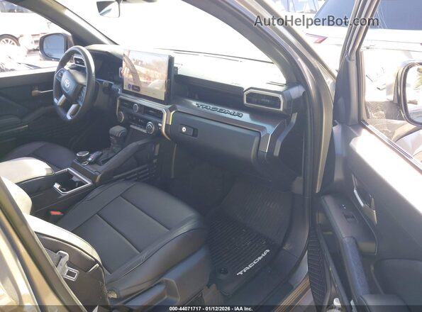 3TYLC5LN1ST018889 2025 TOYOTA TACOMA HYBRID Green Vista interior delantera