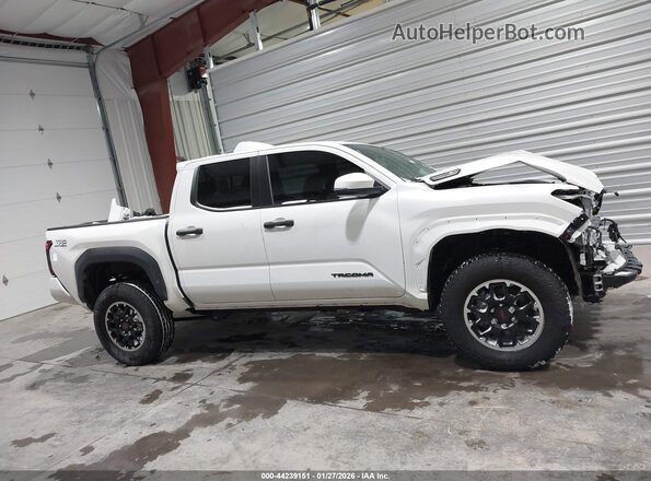 3TYLC5LN1ST028824 2025 TOYOTA TACOMA HYBRID White Vista interior trasera