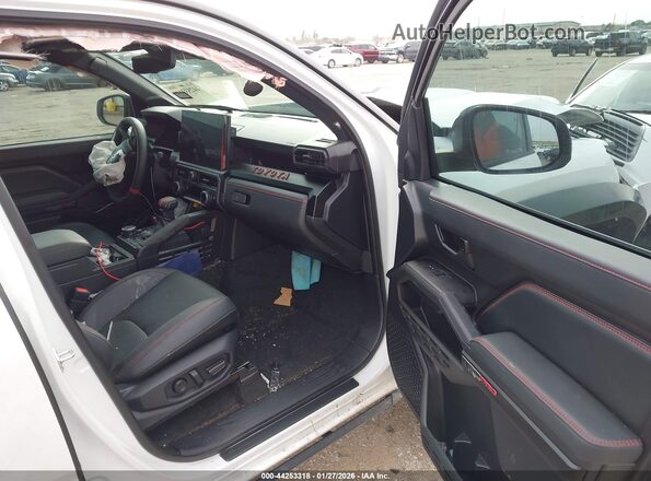 3TYLC5LN3ST044832 2025 TOYOTA TACOMA HYBRID Белый Вид салона спереди