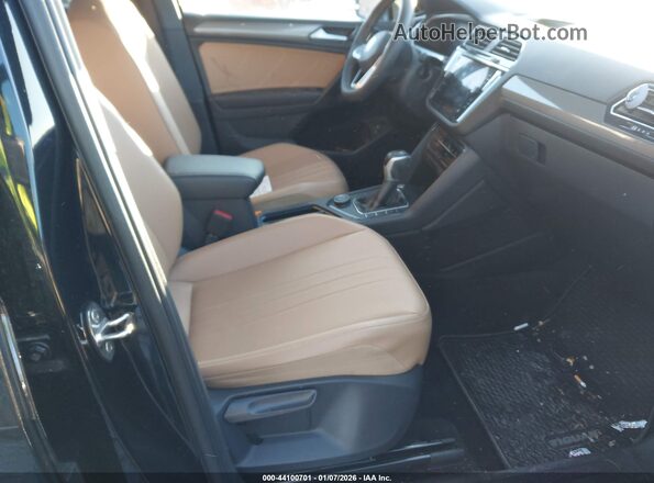 3VV2B7AX7NM055994 2022 VOLKSWAGEN TIGUAN Черный Вид салона спереди
