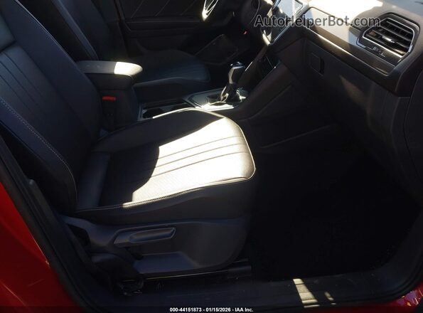 3VV3B7AX2PM121813 2023 VOLKSWAGEN TIGUAN Red Вид салону спереду