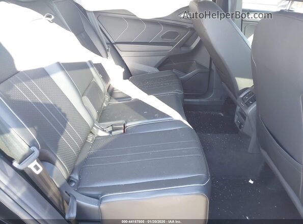 3VV8B7AX1PM084162 2023 VOLKSWAGEN TIGUAN Black Widok naklejki z numerem VIN