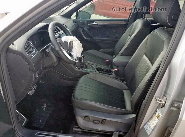 3VVCB7AX9NM059968 2022 VOLKSWAGEN TIGUAN Silver Front interior view
