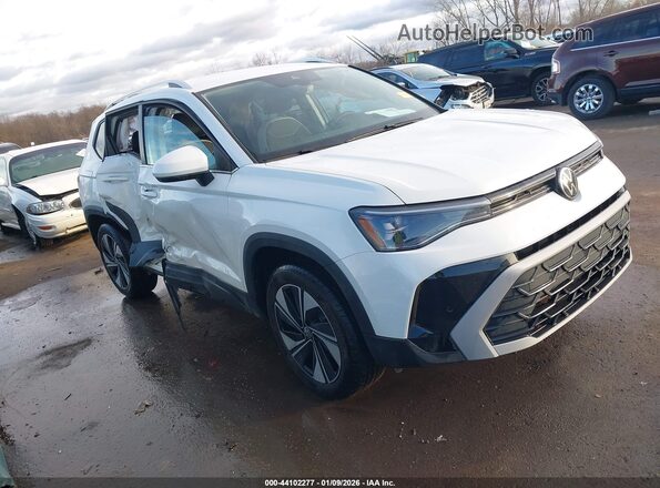 3VVUC7B2XSM024498 2025 VOLKSWAGEN TAOS Белый Передняя правая четверть