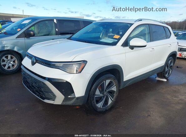3VVUC7B2XSM024498 2025 VOLKSWAGEN TAOS Белый Передняя левая четверть