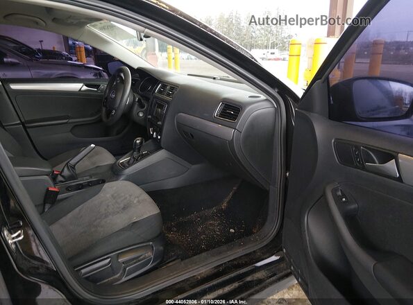 3VW2B7AJ4JM237525 2018 VOLKSWAGEN JETTA Черный Вид салона спереди
