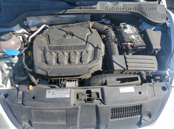 3VWJD7AT1JM714435 2018 VOLKSWAGEN BEETLE White Widok wnętrza z tyłu