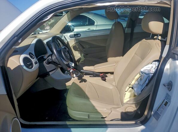 3VWJD7AT1JM714435 2018 VOLKSWAGEN BEETLE White Widok wnętrza z przodu