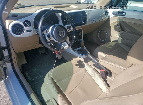 3VWJD7AT1JM714435 2018 VOLKSWAGEN BEETLE White Widok deski rozdzielczej