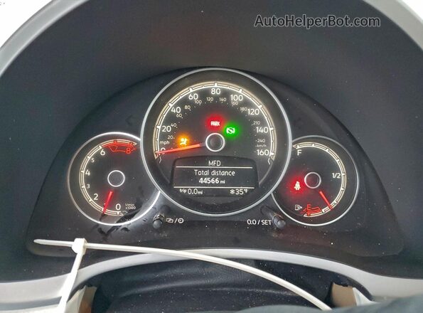 3VWJD7ATXJM728382 2018 VOLKSWAGEN BEETLE Белый Вид щитка приборов